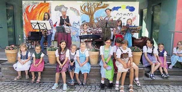 Kinder-Volkstanz- und Musikgruppe des FGV Marktleuthen, Leiterin Annelie Batrla